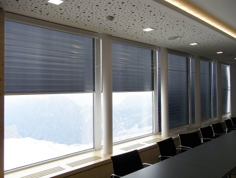 große elektrische XXL-Folienrollos als Sonnenschutz für Konferenzraum 