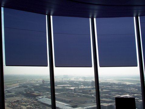 Blendschutz mit transparenten Folien-Rollos airport tower London Heathrow