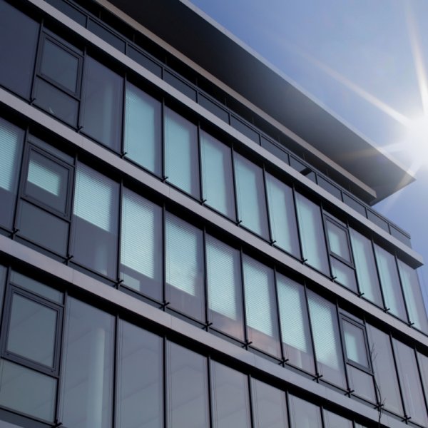 MULTIFILM<sup>®</sup> - ein Blick hinter den Sonnen- und Blendschutz MULTIFILM<sup>®</sup> - ein Blick hinter den Sonnen- und Blendschutz