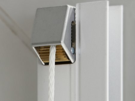 Cord lock locks the roller blind at any height